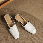 Damen Mules aus Leder mit Zierkette