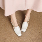 Damen Mules aus Leder mit Zierkette