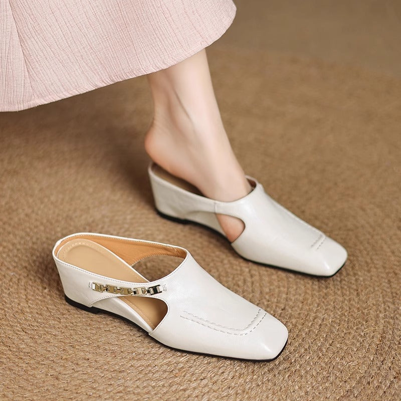 Damen Mules aus Leder mit Zierkette