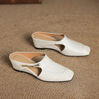 Damen Mules aus Leder mit Zierkette