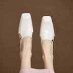 Damen Mules aus Leder mit Zierkette