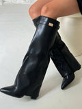 Damen kniehohe Stiefel mit Goldschnalle